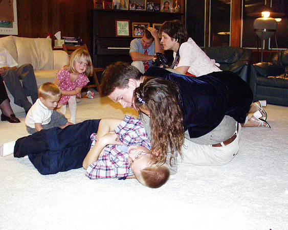 20001022 Erik & kids wrestling2