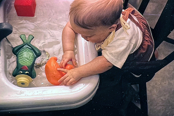 19660500 Erik 8 mos. playing in pan of water