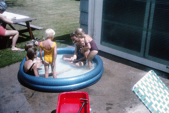 19640600 Kids in pool