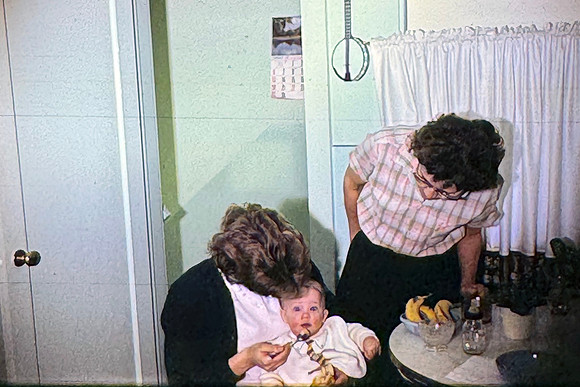19660200 Belita feeding Erik, Grandma Schindler