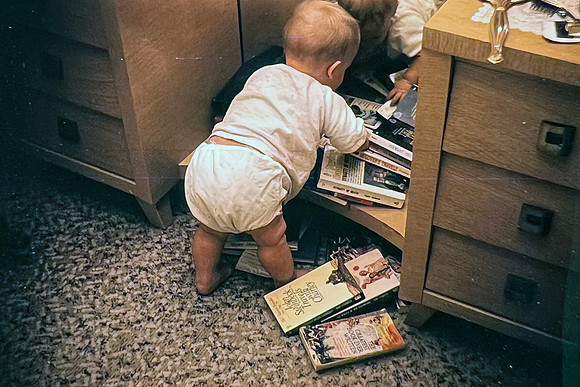 19660500 Erik 8 mos with books