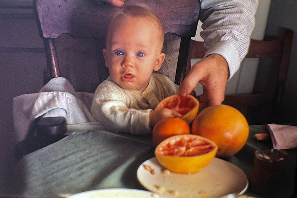 19651200 Erik eating grapefruit sweet