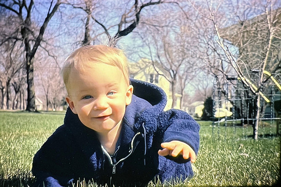 19660410 Erik 8 mos crawling on tummy Easter
