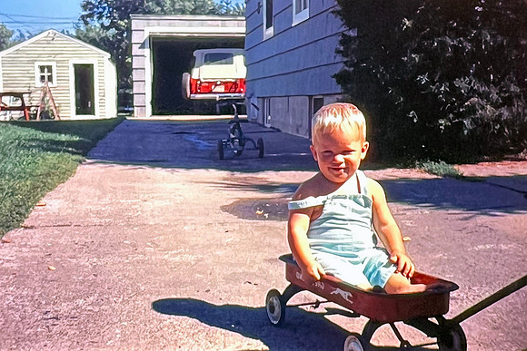 19660400 Erik in wagon