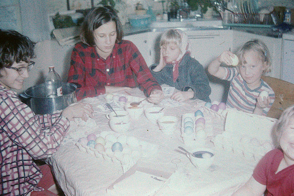 19640329 Coloring eggs Jenelle, Eloyes, Kim, Alaina, Kecia