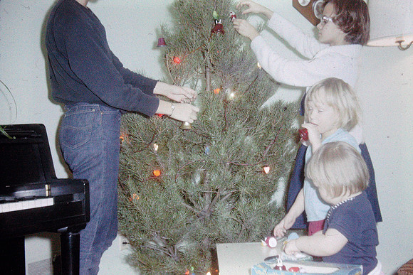 19631224 decorating Christmas tree