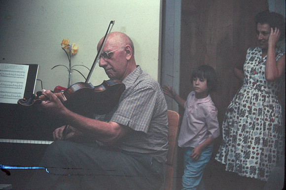 19660829 Nels on Violin, Sue, Cleo