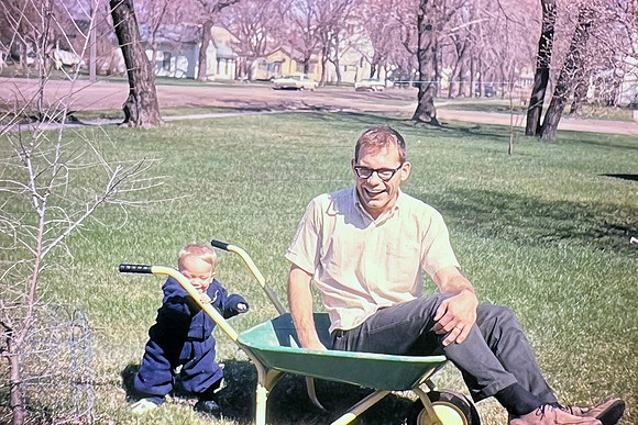 19660500 Erik 8 mos with Dick in wheel barrow