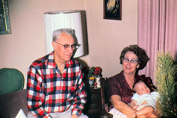 19651225 Erik 4 mos with Gina and Harry Softing