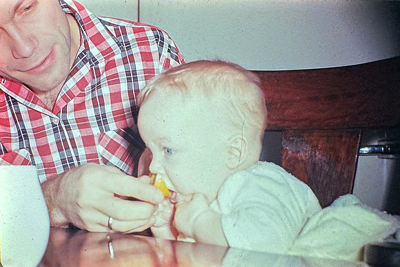19660300 Erik eating grapefruit with Dick