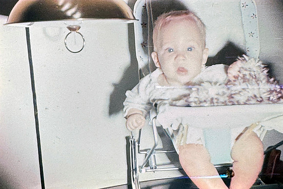 19660200 Erik in high chair