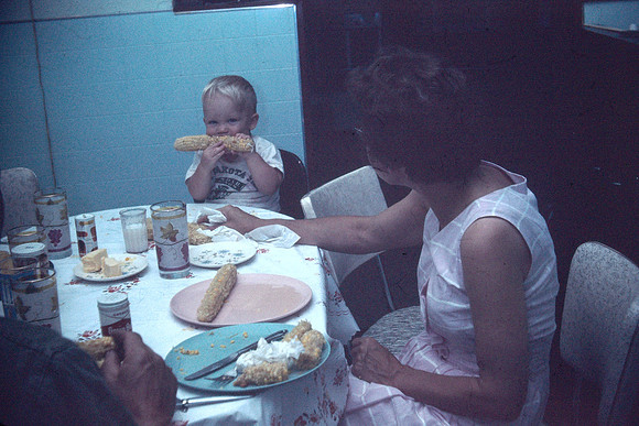 19660829 Erik 1 year eating corn