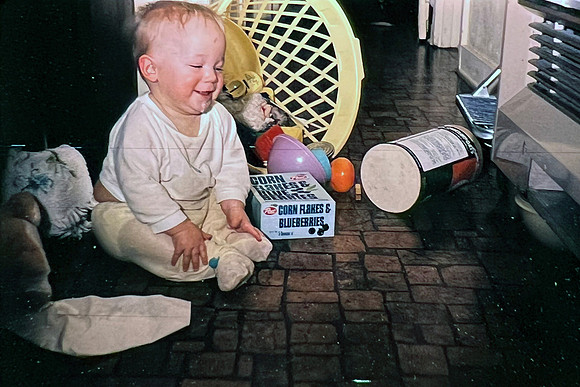 19660500 Erik 8 mos - already a messer