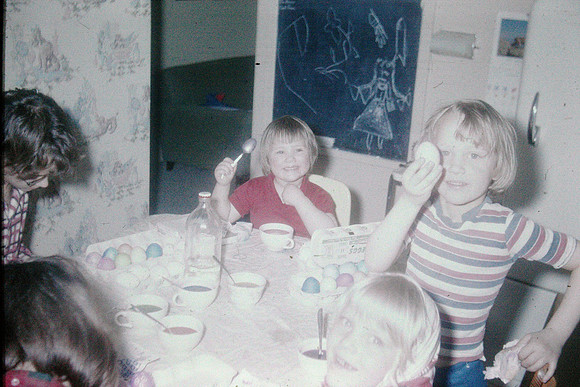 19640329 Coloring Easter eggs Kecia and Alaina with Jenelle and Kim