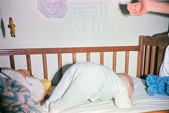 19660200 Erik facedown in crib