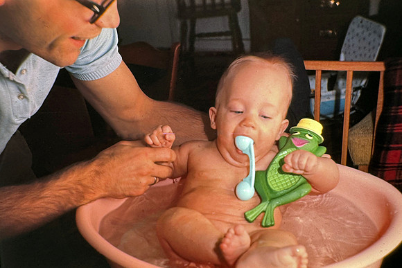 19660100 Dick giving Erik bucket bath